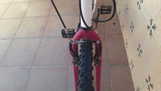Bicicleta infantil blanca y rosa