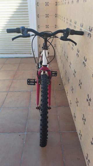Bicicleta infantil blanca y rosa