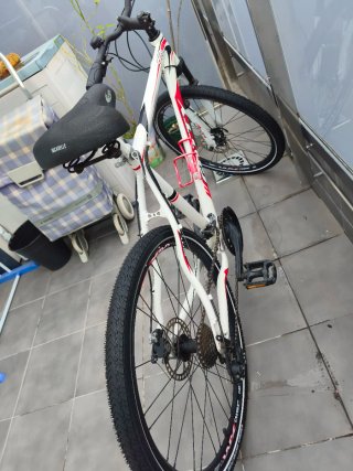 Bicicleta de montaña blanca y roja
