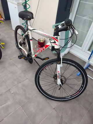 Bicicleta de montaña blanca y roja
