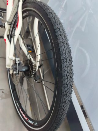 Bicicleta de montaña blanca y roja