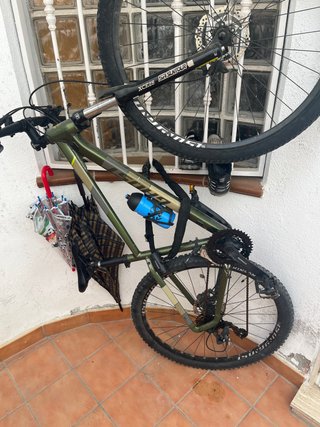 Bicicleta de montaña verde