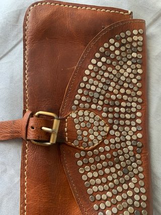 Bolso de cuero con tachuelas