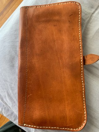 Bolso de cuero con tachuelas