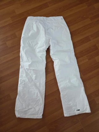 Pantalones, botas, calcetines y máscara de nieve