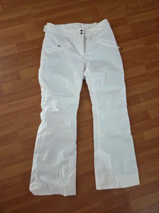 Pantalones, botas, calcetines y máscara de nieve