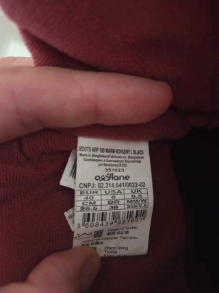 Pantalones, botas, calcetines y máscara de nieve