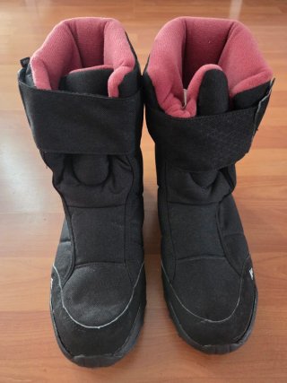 Pantalones, botas, calcetines y máscara de nieve