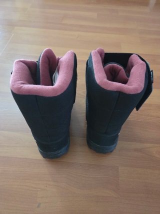 Pantalones, botas, calcetines y máscara de nieve