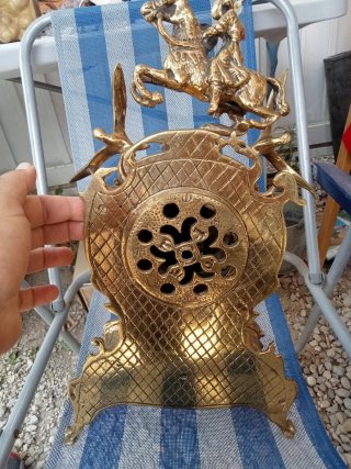 Reloj de sobremesa dorado con figura ecuestre