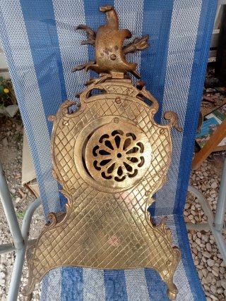 Reloj de sobremesa dorado con figura ecuestre