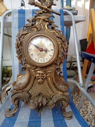 Reloj de sobremesa dorado con figura ecuestre