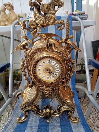 Reloj de sobremesa dorado con figura ecuestre