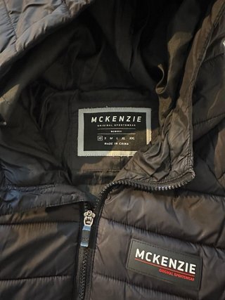 Abrigo McKenzie negro con capucha