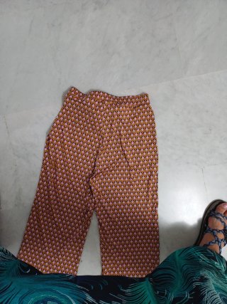 Pantalones acampanados elásticos estampados