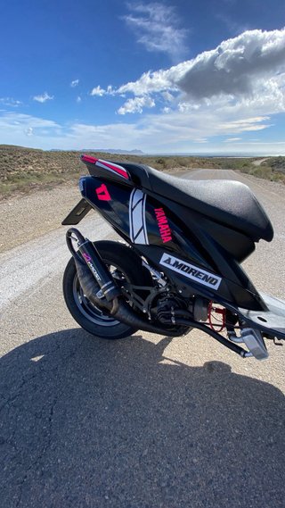 Yamaha Jog RR Scooter Negra y Rosa