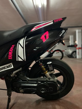 Yamaha Jog RR Scooter Negra y Rosa