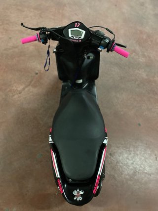 Yamaha Jog RR Scooter Negra y Rosa