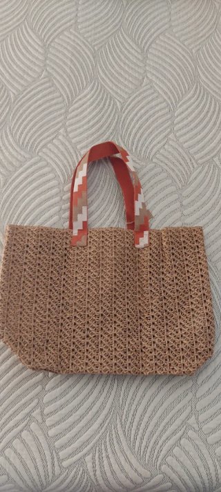 Bolso de playa de rafia con detalles naranjas