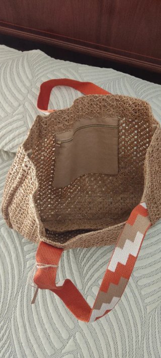 Bolso de playa de rafia con detalles naranjas