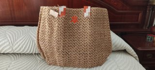 Bolso de playa de rafia con detalles naranjas