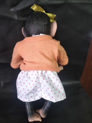 Mona de silicona con vestido y chaqueta