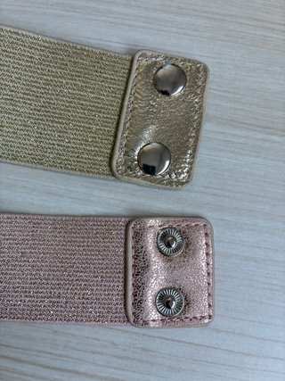 Cinturones dorados y rosas elásticos