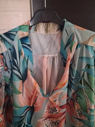 Blusa verde con estampado floral