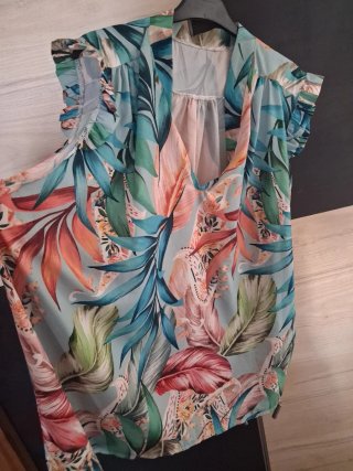 Blusa verde con estampado floral
