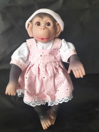 Mona de silicona con ojos de cristal