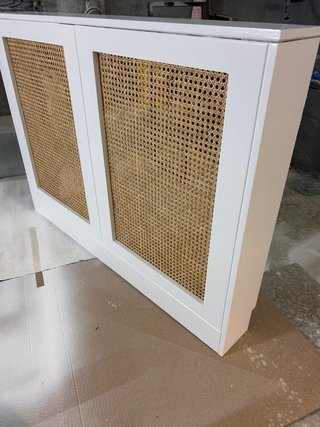 Cubre radiador blanco con rejilla de ratán