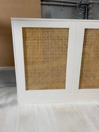 Cubre radiador blanco con rejilla de ratán