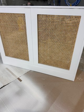 Cubre radiador blanco con rejilla de ratán