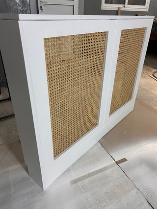 Cubre radiador blanco con rejilla de ratán
