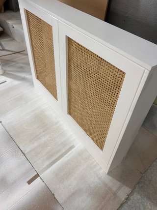 Cubre radiador blanco con rejilla de ratán