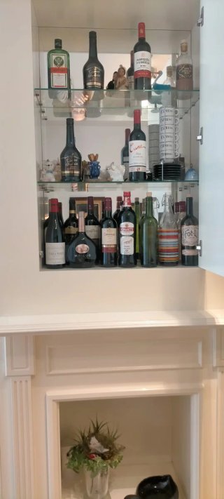Mueble de comedor blanco con chimenea y bar