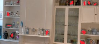 Mueble de comedor blanco con chimenea y bar