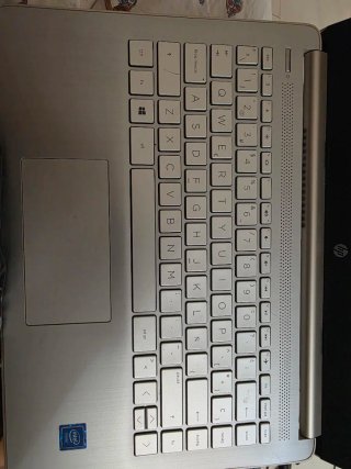 HP Laptop 14s Plata y Negro