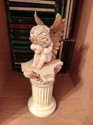 Figura de ángel en pedestal