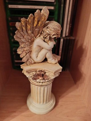 Figura de ángel en pedestal