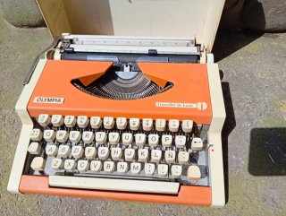 Máquina de escribir Olimpia antigua