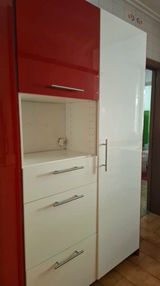 Mueble auxiliar cocina blanco y rojo