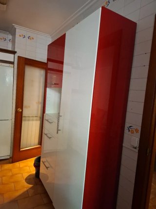 Mueble auxiliar cocina blanco y rojo.