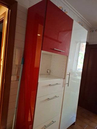 Mueble auxiliar cocina blanco y rojo.