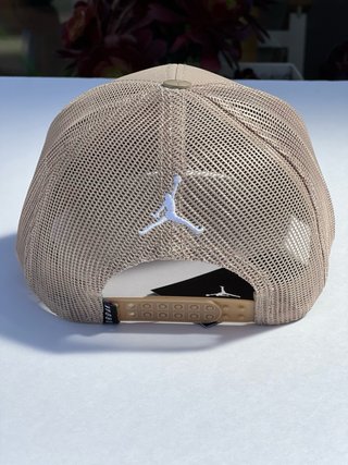 Gorra Jordan Beige con Logo Jumpman