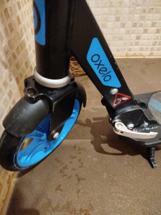 Patinete Oxelo azul y negro