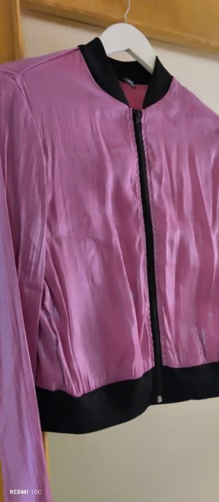Cazadora tornasolada rosa y negra