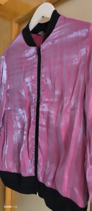 Cazadora tornasolada rosa y negra