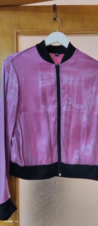 Cazadora tornasolada rosa y negra