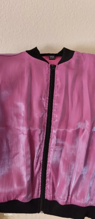 Cazadora tornasolada rosa y negra
